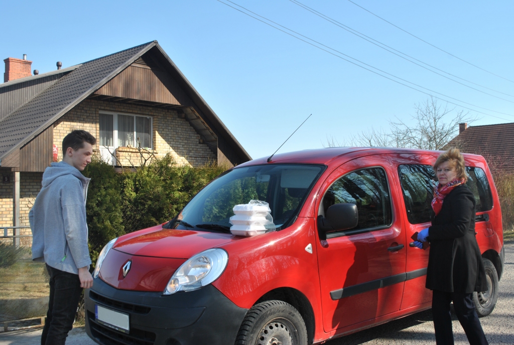 PUSDIENAS GARŠO. Rolandam un citiem skolēniem tās piegādā arī Pļaviņu novada pagastu pārvalžu vadītāja Giedre Zvirgzdiņa.