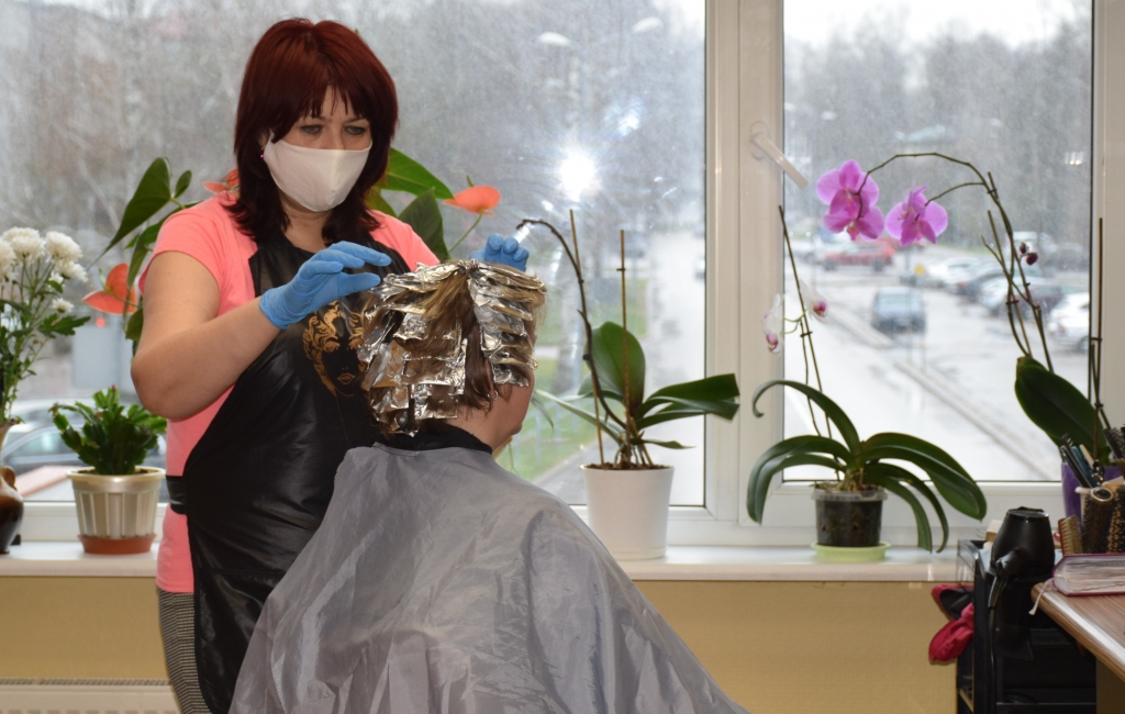 Drošība pirmajā vietā! Friziere Ilona Krūmiņa Aizkrauklē apmeklētājus salonā pieņem tikai pēc iepriekšējas vienošanās un tikai zināmus klientus, kā arī darbā cenšas izmantot visus prasītos drošības līdzekļus.
Autors: Agita Grīnvalde-Iruka