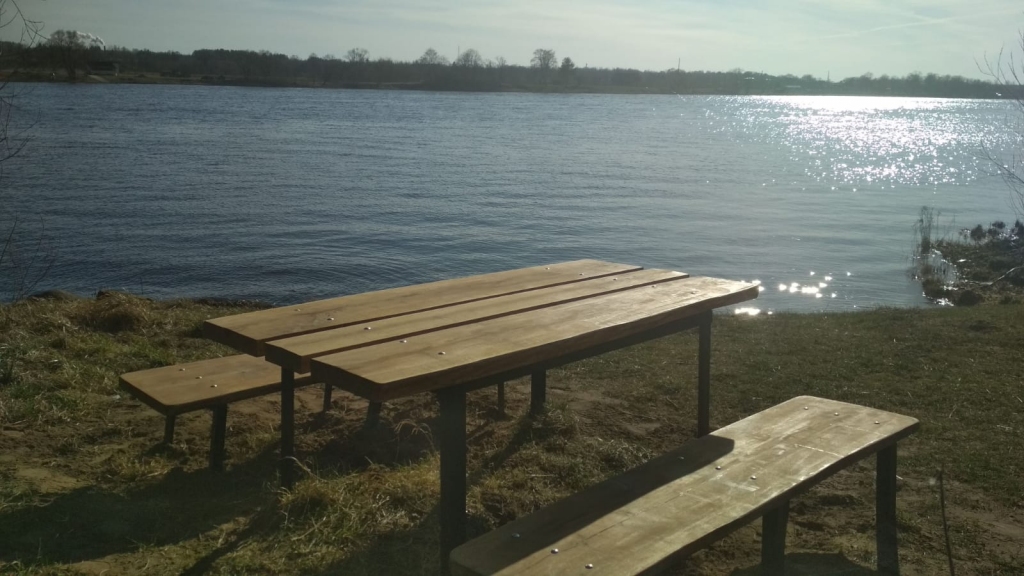 Lieliska vieta atpūtai dabā. Pirmais atjaunotais galds un soli Daugavas krastā Skrīveros.
Autors: Liena Valdmane-Girgensone