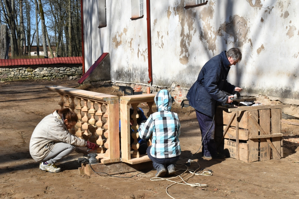 Atgūst jaunu izskatu. Pamazām tiek atjaunotas visas dievnama koka iekārtas un to detaļas.