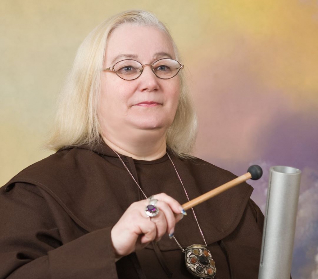 Gaļina Vitkovska šamaņa tērpā ar čakrafonu — instrumentu diagnostikai, skaņu terapijai.
Autors: no personīgā albuma