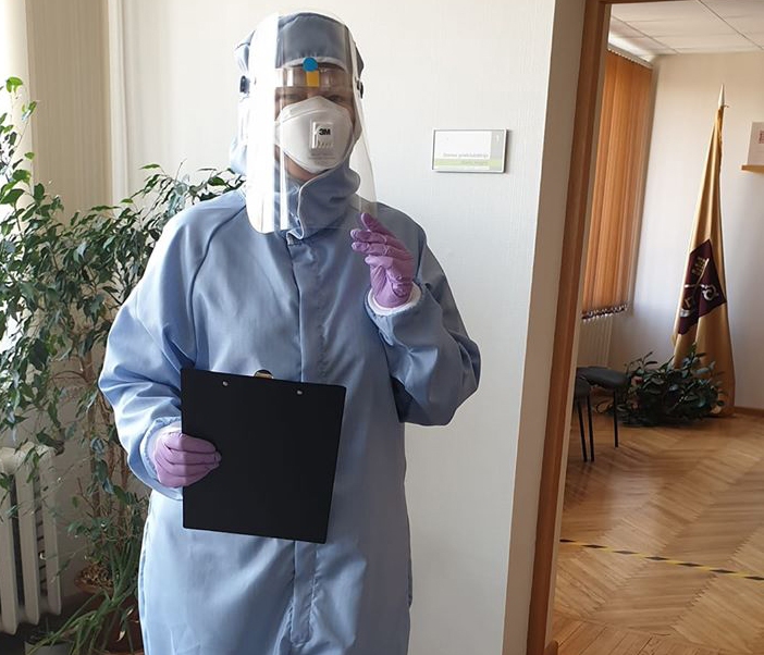 Pilnā ekipējumā. Sociālā dienesta, bāriņtiesas, policijas darbiniekiem un citiem, ja nepieciešams, ir sagādāti individuālie aizsarglīdzekļi — kombinezoni, sejas maskas, cimdi.
Autors: Daiņa Vingra foto
