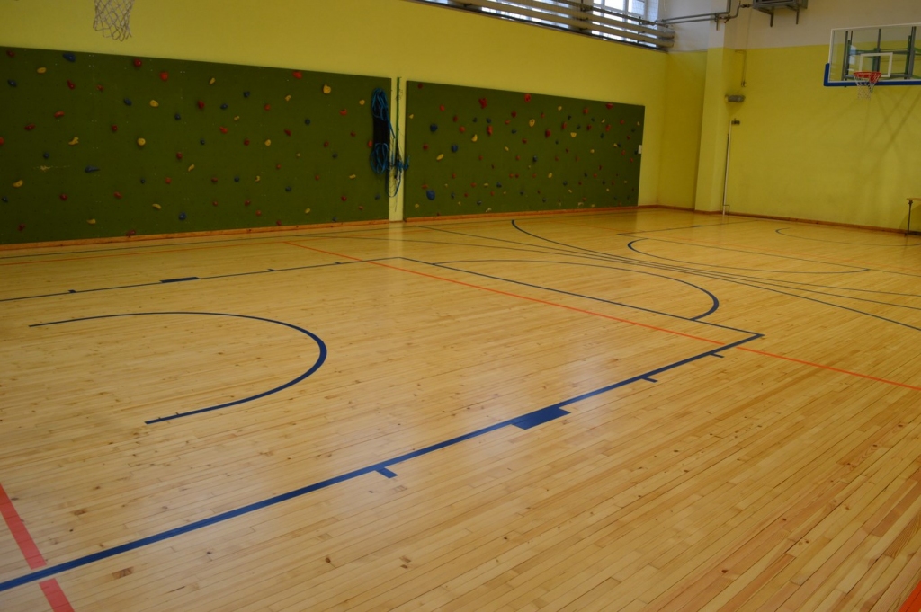 KĀ JAUNA — atjaunotā sporta zāles grīda.
Autors: Tatjanas Zagorskas foto