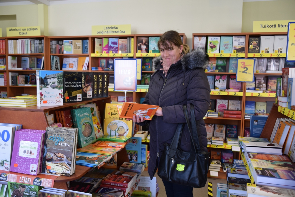 Bērnu priekam. Koknesiete Sanita Klūga izvēlas grāmatas saviem bērniem.
Autors: Guna Mikasenoka