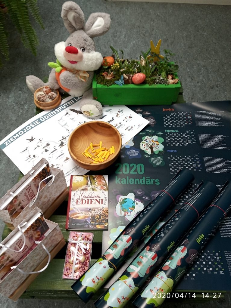 Sveiciens no Lieldienu zaķa! Aizkraukles pilsētas bibliotēka Lieldienu krustvārdu mīklu konkursa uzvarētājiem sagādājusi noderīgas un interesantas balvas.
Autors: Inese Rubule