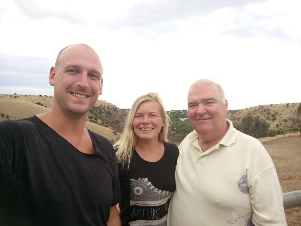 Mūsu ceļotāji kopā ar Austrālijas draugu latvieti Valdi.
Autors: no ceļotāju albuma