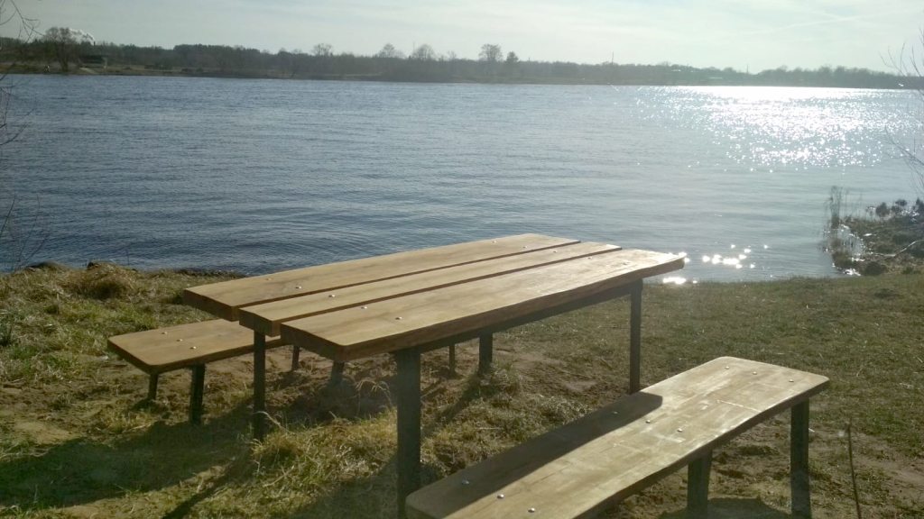 Lieliska vieta atpūtai dabā. Pirmais atjaunotais galds un soli Daugavas krastā Skrīveros.
Autors: Liena Valdmane-Girgensone