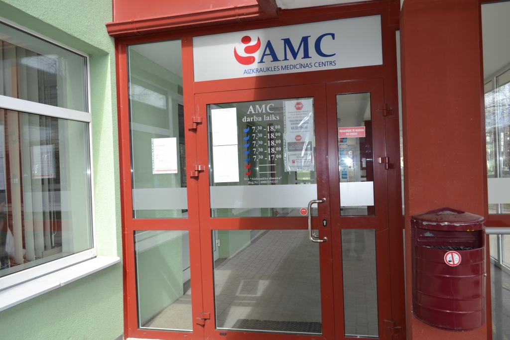 Veselības ministrijas rīkojumā teikts, ka ārstniecības iestādēs ir jāievēro vairāki piesardzības pasākumi, tajā skaitā gan mediķiem, gan pacientiem jānodrošina individuālie aizsardzības līdzekļi, bet ne visos gadījumos — tikai  atbilstoši situācijām un individuālo aizsardzības līdzekļu lietošanas rekomendācijām. Savukārt pēc katras pacienta vizītes jāveic dezinfekcijas pasākumi.