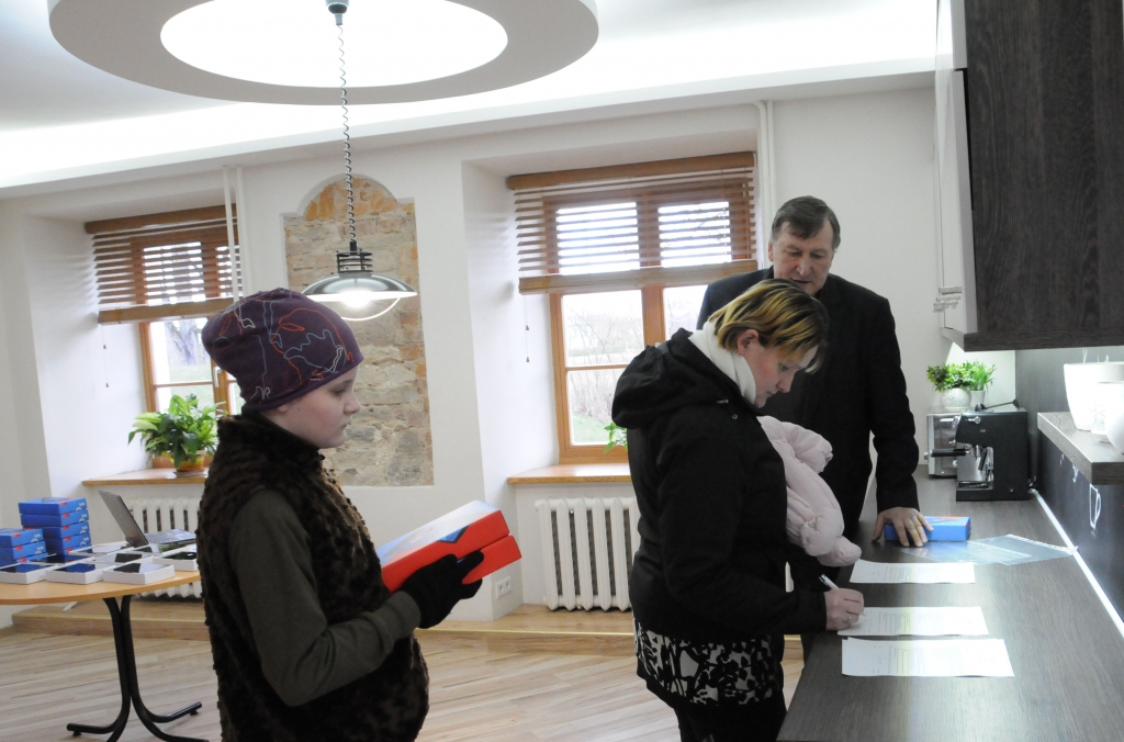 Mazzalves pamatskolā mācās četri Dunsku ģimenes bērni. Lai visi varētu pilnvērtīgi mācīties, uz attālināto mācību laiku bērni saņēmuši skolas sagādātos planšetdatorus. Pēc tam tie tiks nodoti skolai un izmantoti stundās.
Autors: ŽannasMiezīte