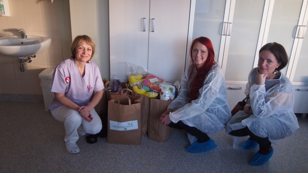 DĀVINĀJUMS. Linda Vītoliņa (vidū) nodod dāvinājumus Bērnu slimnīcā Vienības gatvē Rīgā.
Autors: no SSD