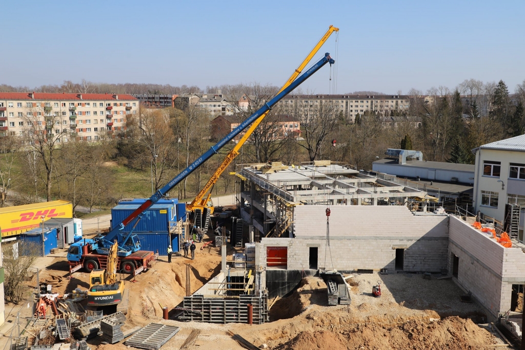 Samontētas kolonnas un pārsegumi otrā stāva līmenī. Darbus veic SIA “IMG Constructor”, piesaistot apakšuzņēmējus. Pašlaik nekas neliecina, ka darbi varētu aizkavēties koronavīrusa krīzes dēļ.
Autors: Maksima Podziavas foto