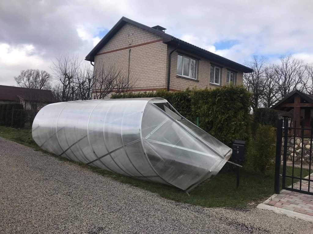 LIDO PĀRI ŽOGAM. Stiprais vējš Koknesē pacēlis gaisā kāda saimnieka siltumnīcu. “Siltumnīca no kaimiņiem pārlidoja pāri žogam un ielidoja mūsu žogā... Labi, ka tur ir neliels grāvis un tūjas, citādāk būtu lidojusi tālāk,” stāsta kāda koknesiete.
Autors: aculiecinieka
