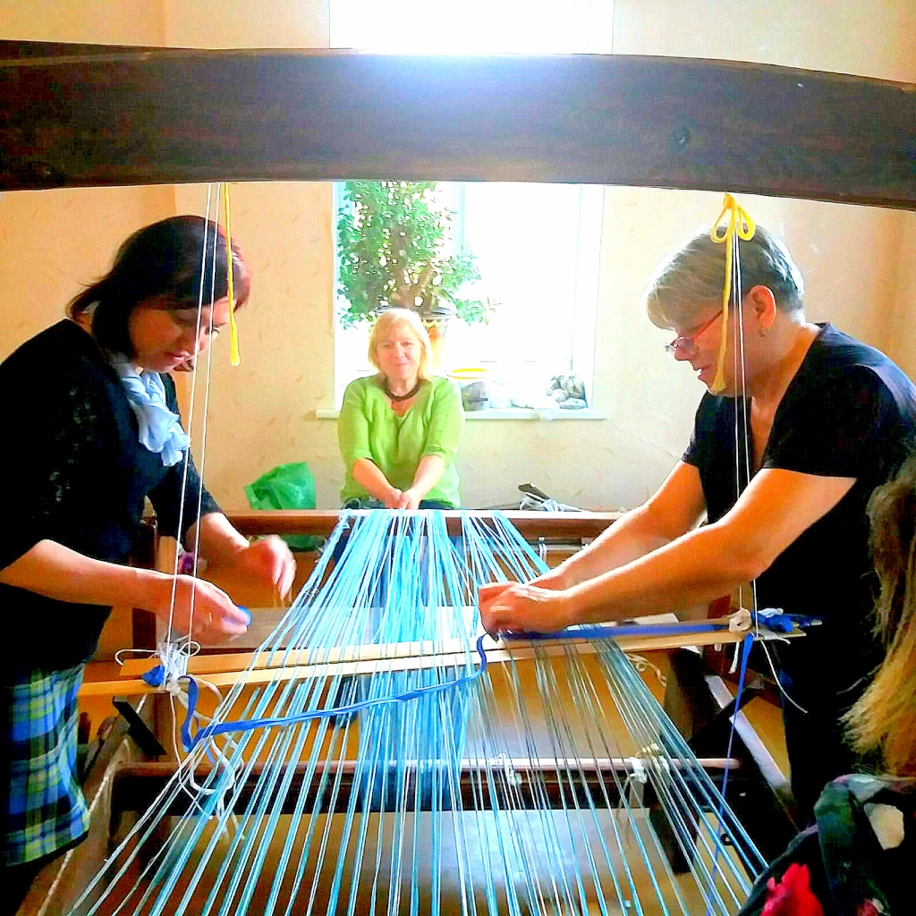 Jaunjelgavā top lietišķās mākslas studija. Kultūras nama darbinieki, ievērojot piesardzību sagatavo stelles aušanai.
Autors: no Anitas Ostrovskas albuma