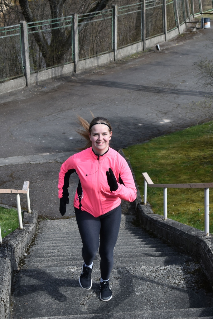 Darbs turpinās! Aizkraukles novada sporta skolas audzēkne Amanda Malatkovska patstāvīgi trenējas sešas dienas nedēļā.