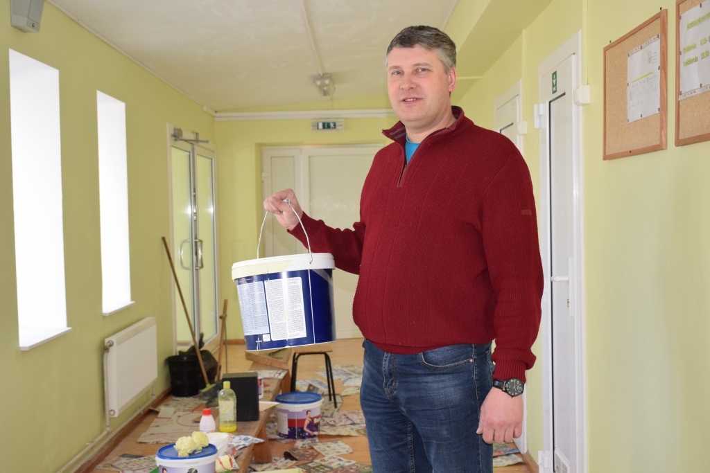 Telpas būs skaistākas. Aizkraukles novada vidusskolas direktora vietnieks saimnieciskajos jautājumos Oskars Otto skolā ir katru dienu — jākārto dažādi saimnieciski jautājumi un jāvada remontdarbi.