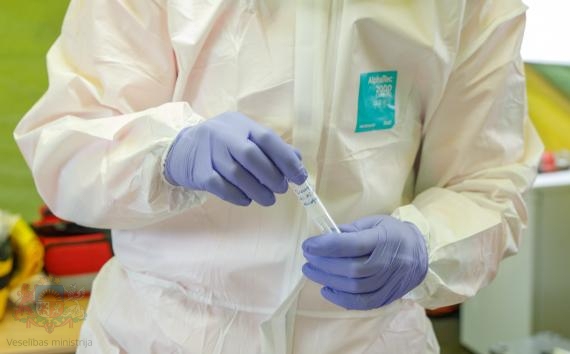 izvērtēs ģimenes ārsts. Valsts operatīvā medicīniskā komisija ir lēmusi paplašināt to personu loku, kam veic valsts apmaksātas Covid-19 analīzes. Ģimenes ārsts varēs pieņemt lēmumu par pacienta nosūtīšanu uz analīzēm, ja pacientam būs saslimšanas simptomi.