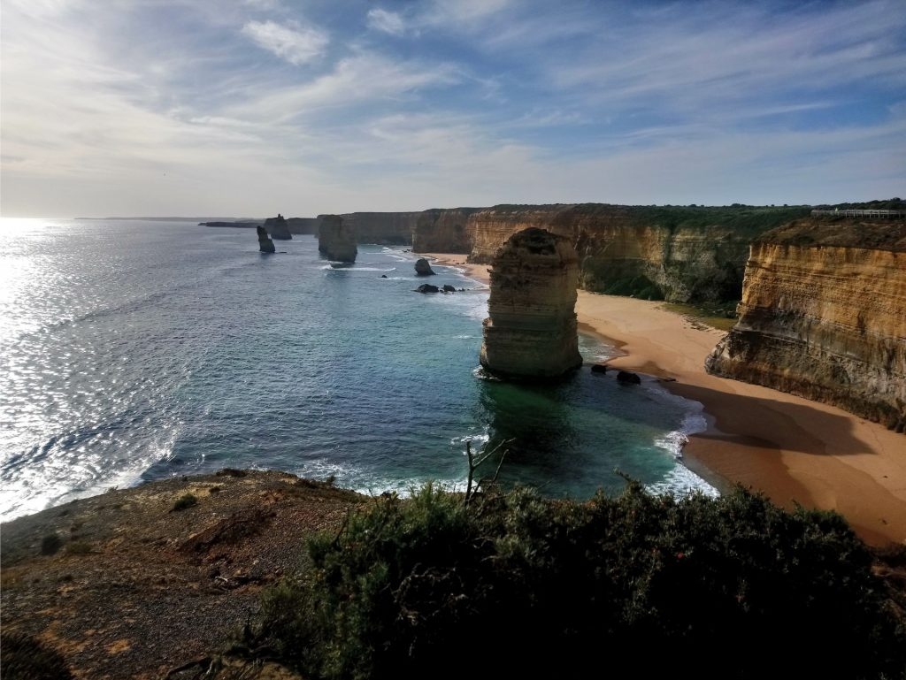 NEAIZMIRSTAMS SKATS. 12 apustuļi jeb 12 kaļķakmens klintis ūdenī, no kurām palikušas vien septiņas, jo ūdens tās izskalojis un tās sabrukušas.
Autors: no ceļotāju albuma