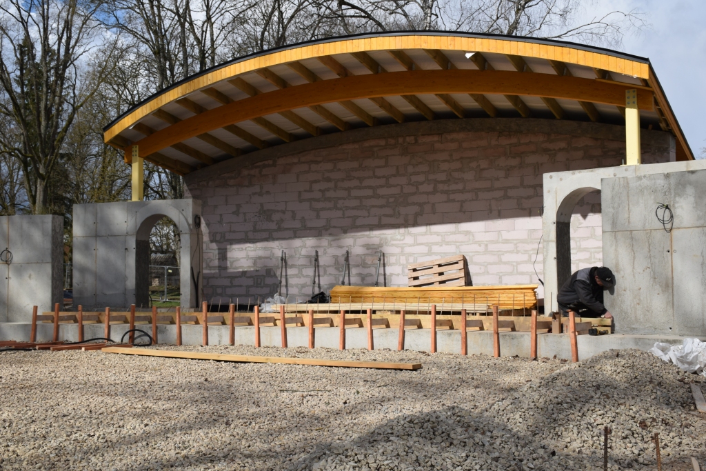 Vērienīgākā jaunbūve pagastā. Mazzalves pagasta centrā, Ērberģē, parkā blakus skolai vecās estrādes vietā tiek būvēta jauna — skaista, plaša, ar ģērbtuvēm māksliniekiem. Atklāšanas pasākums paredzēts pirms Jāņiem, un cerams, ka vīruss šos plānus neizjauks.