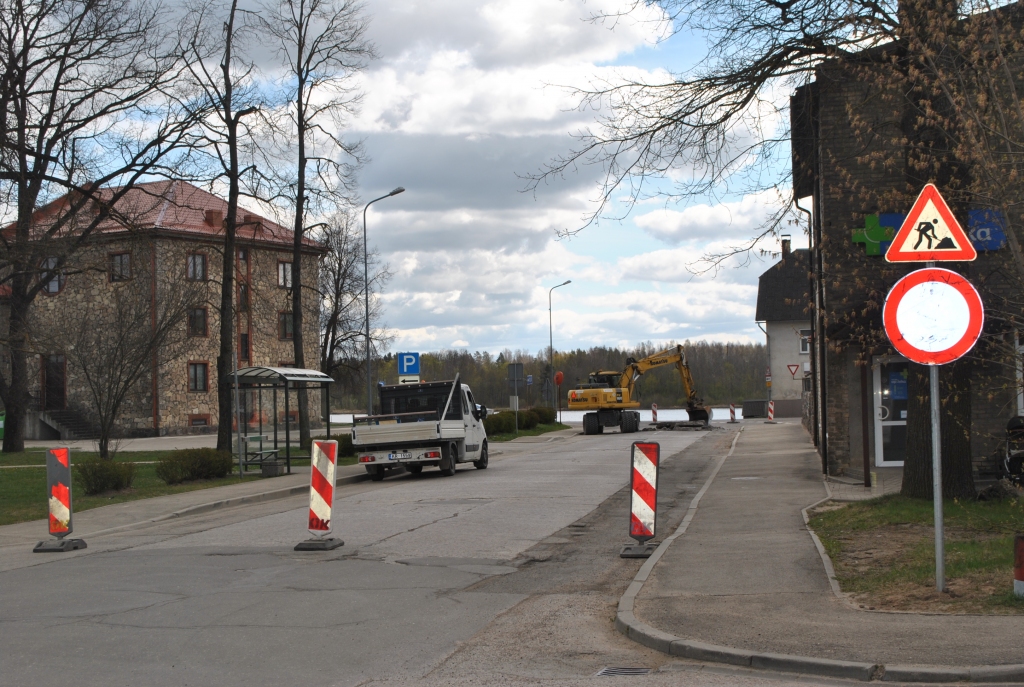 Jābrauc pa citu ielu. Pļaviņās daļa Odzienas ielas pārbūves laikā slēgta.