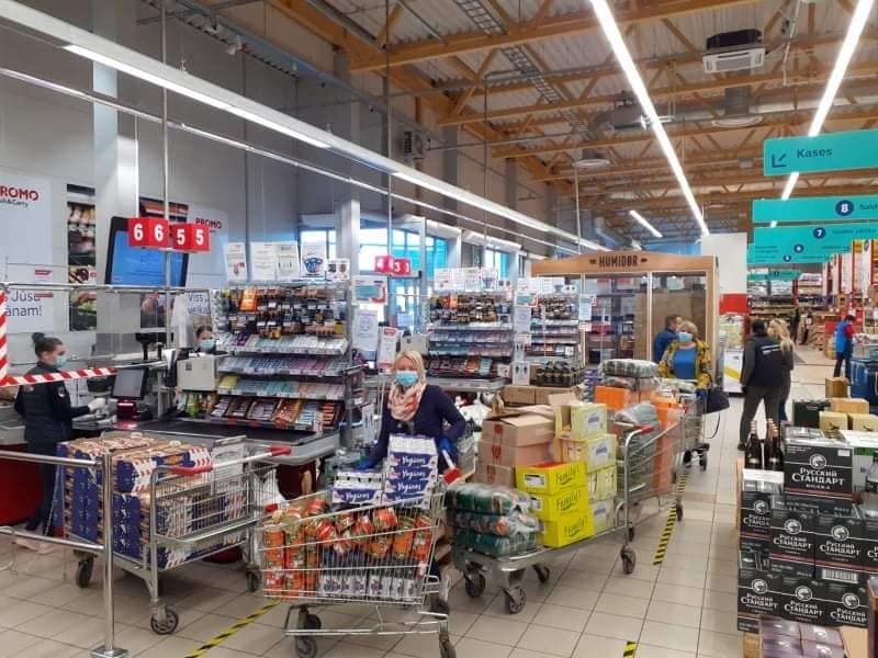 Kokneses pamatskolas-attīstības centra direktore Anita Ščerbinska un direktores vietniece saimnieciskajā darbā Ineta Fedotovska daļu pārtikas pakām nepieciešamo produktu gādāja vairumtirdzniecības bāzēs Rīgā.
Autors: no Inetas Fedotovskas albuma