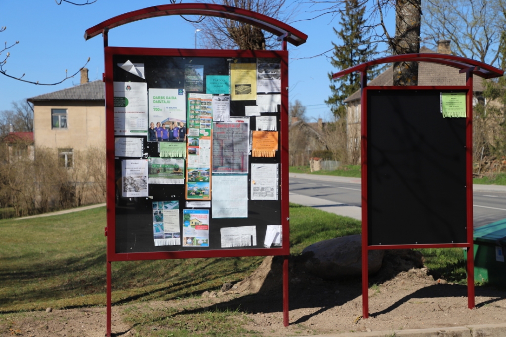Pagājušajā nedēļā Skrīveros novietoti jauni informācijas stendi, kas paredzēti iedzīvotāju sludinājumu izvietošanai. Jaunie stendi ir pie Skrīveru novada domes, pasta nodaļas ēkas un centrā, kā arī netālu no “Sprīdīša” akmens saimniecībā. Skrīveru novada domes vides pārvaldības speciāliste Liena Valdmane-Girgensone stāsta, ka jaunie stendi novietoti līdzās vecajiem. Lielie jau iepriekš novietotie stendi domāti kultūras pasākumu afišām, iestāžu sludinājumiem un citai informācijai, bet jaunie, nedaudz mazāki, stendi ir paredzēti iedzīvotāju sludinājumu izvietošanai.
Autors: no Skrīveru novada pašvaldības