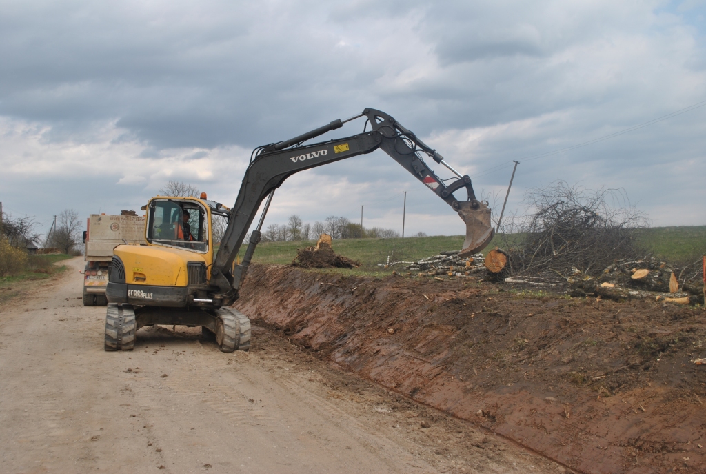 PĀRBŪVES DARBI NOTIEK visā ceļa Benckalni — Vietalvas baznīca remontējamajā daļā.