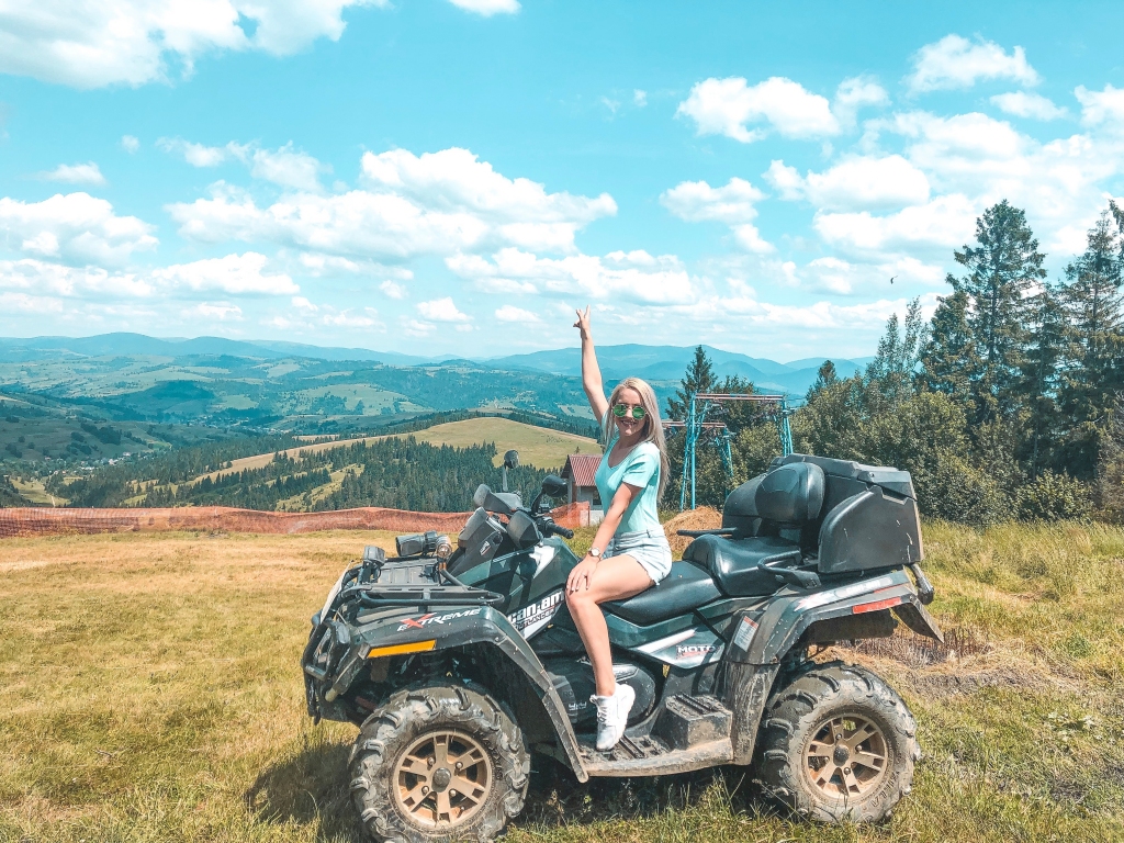 Mirklis no vasaras ceļojuma. Karpati, Ukraina. “Atmiņā paliekošs brauciens, jo kopā ar ģimeni turp devāmies ar autobusu. Ceļā pavadījām vairāk nekā 30 stundu. Nosēdēt šo laiku mierā un gandrīz 30 grādu karstumā bija liels izaicinājums.”
Autors: no Sintijas Dzerkales albuma
