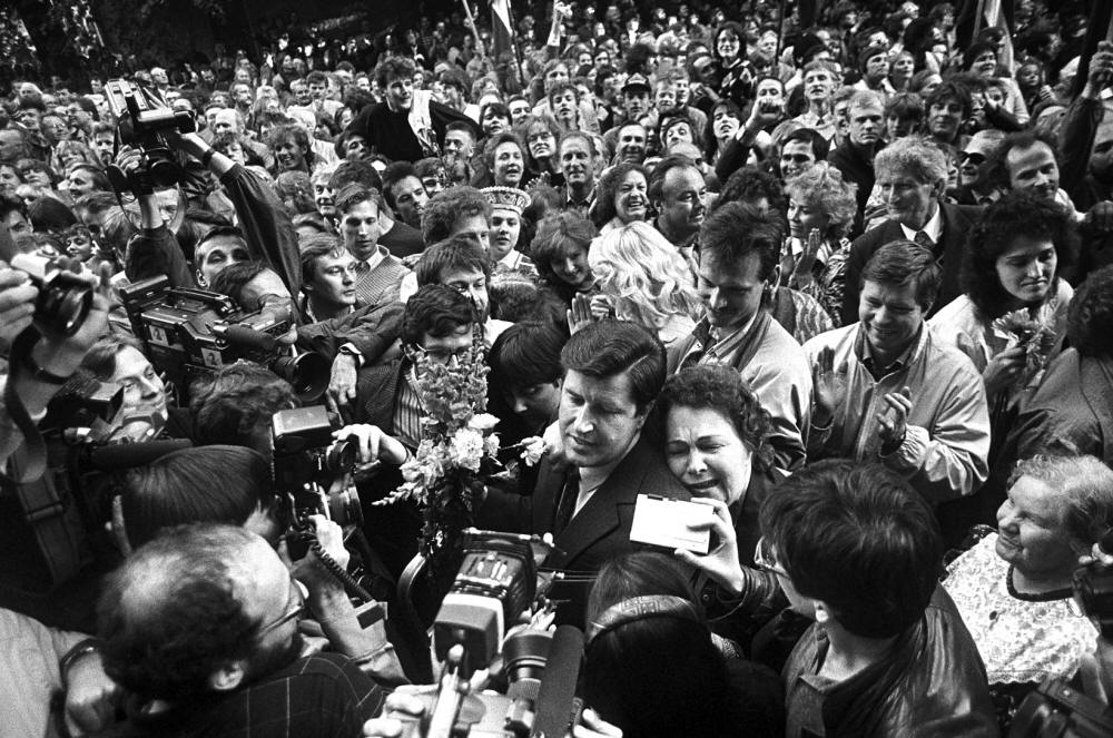 Prieks, neizsakāms prieks! Daudz cilvēku sapulcējušies pie toreizējās Augstākās Padomes. Plīvoja sarkanbaltsarkanie karogi, cilvēki ziediem rokās uzgavilēja deputātiem, kuri pieņēma Latvijai tik svarīgo dokumentu.
Autors: no interneta