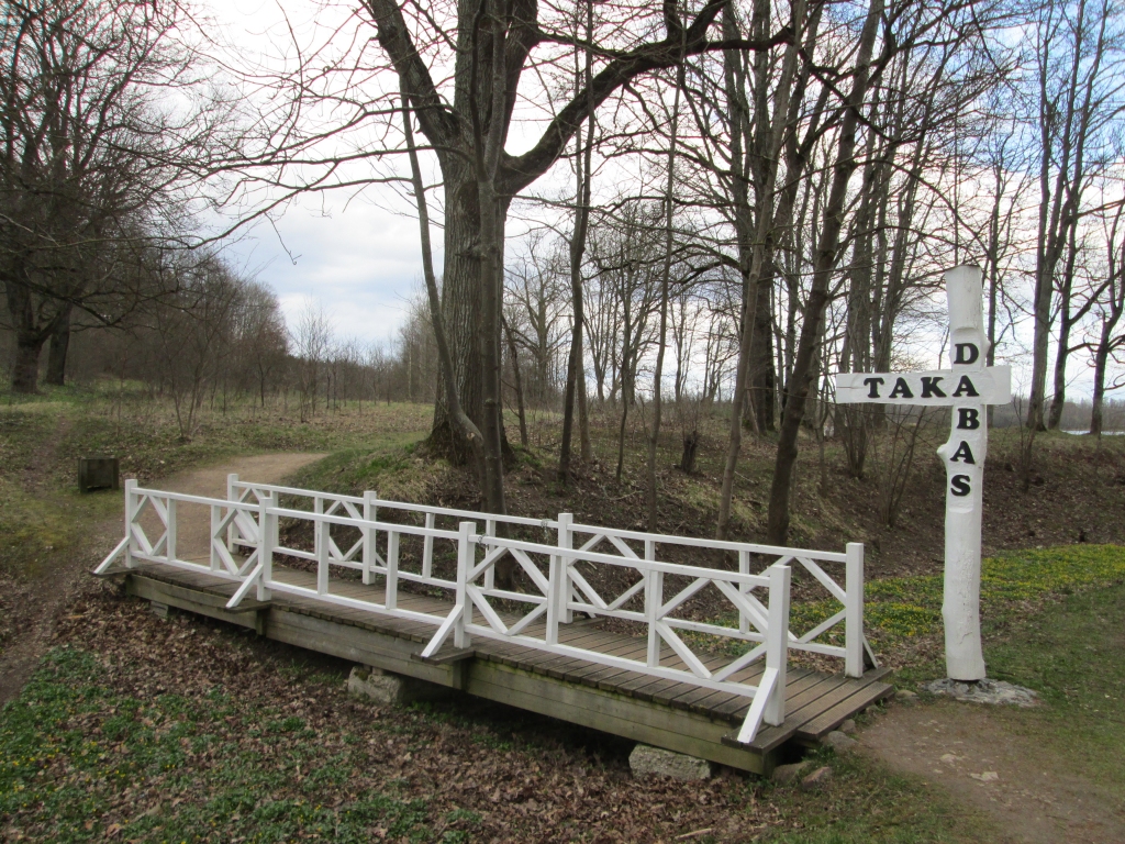 Uz Likteņdārzu. Šī norāde ir aiz Kokneses luterāņu baznīcas. Ejot pa šo taku gar Daugavas malu, var nokļūt Likteņdārzā.