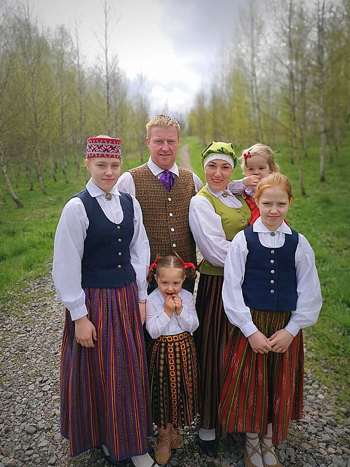 Par godu 4. maijam. Viena no Gunitas idejām — Leišu ģimenes fotosesija tautastērpos.
Autors: no ģimenes albuma