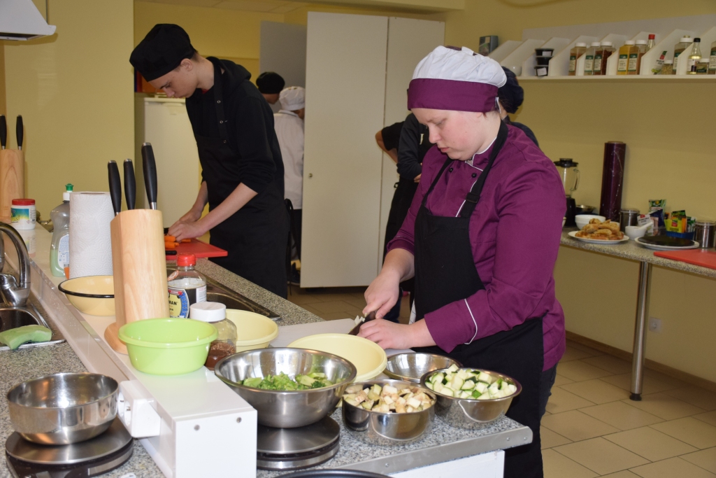 Paplašina programmu. Aizkraukles Profesionālajā vidusskolā jaunajā mācību gadā pavāru programma  paplašināta, tajā iekļaujot lielu apjomu konditoru programmas satura.
Autors: no “Staburaga” arhīva