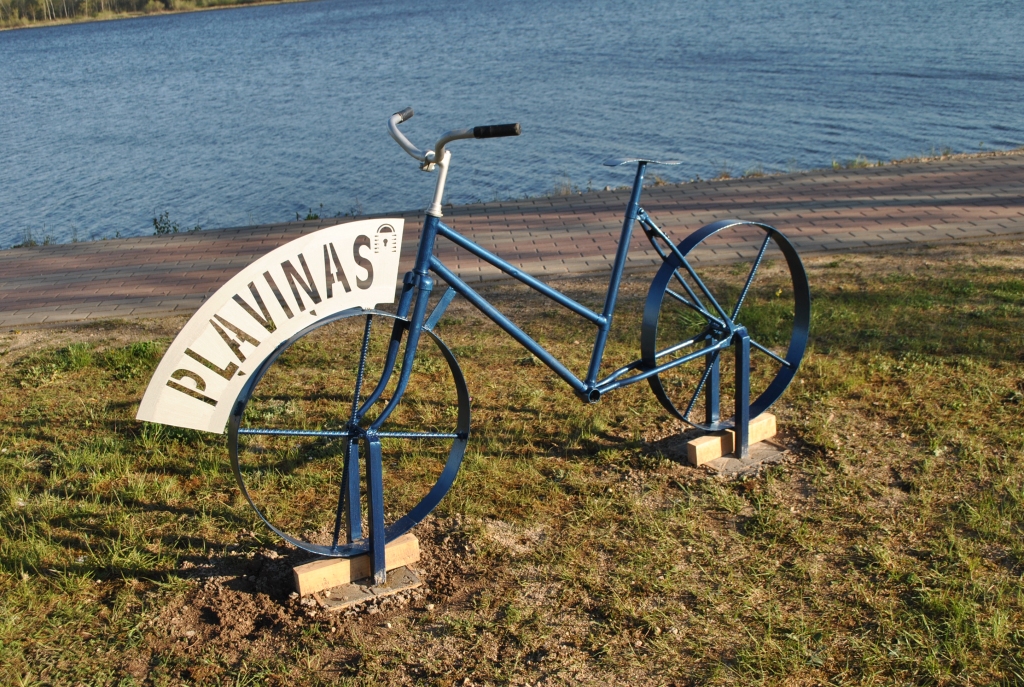 ATPŪTAI UPES KRASTĀ — velo­sipēdam un tā braucējam.