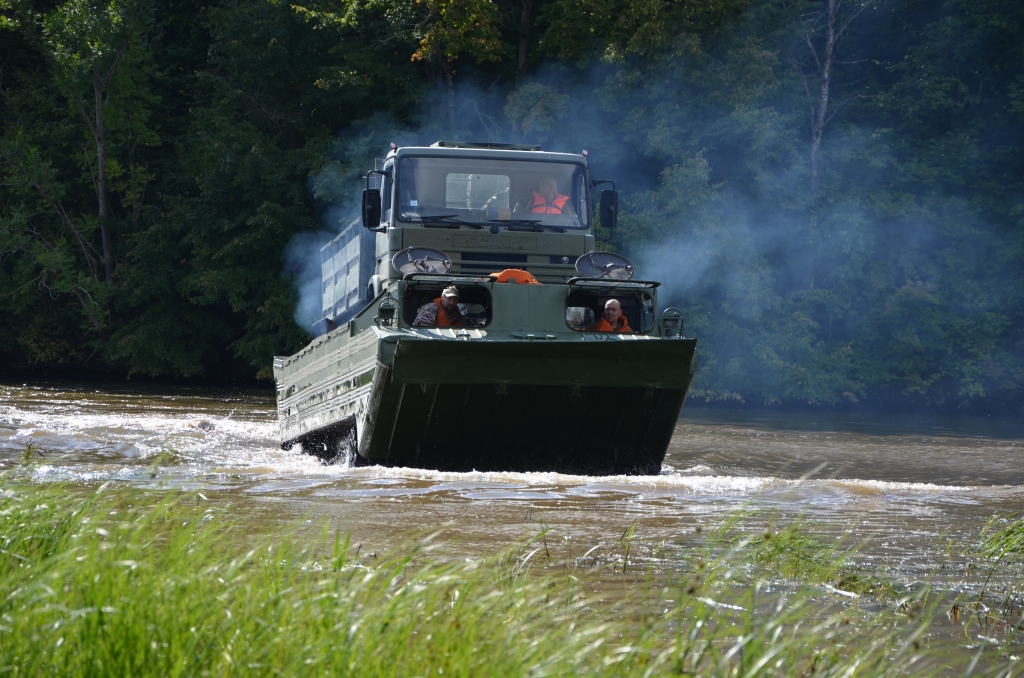 Pāri Daugavai. Ar amfībiju tiks pārvarēta Daugavas upe, lai uzturētu peldošā transportiera jeb amfībijas apkalpes kvalifikāciju.
Autors: no Zemessardzes