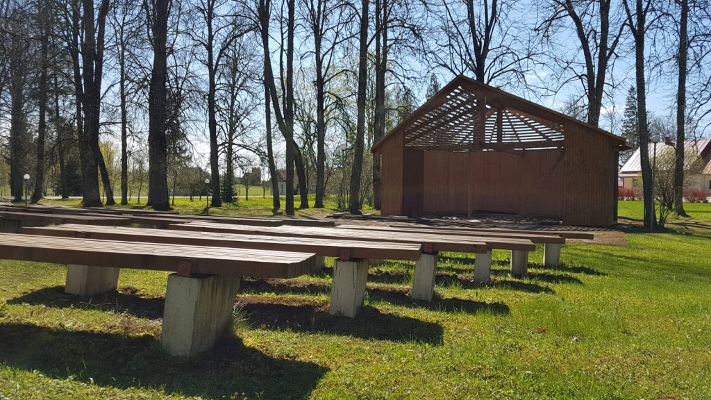 Darbi sākti. Sunākstes pagasta estrādei tiek veikta pārbūve un mainīts jumta segums.
Autors: Ināra Vītola