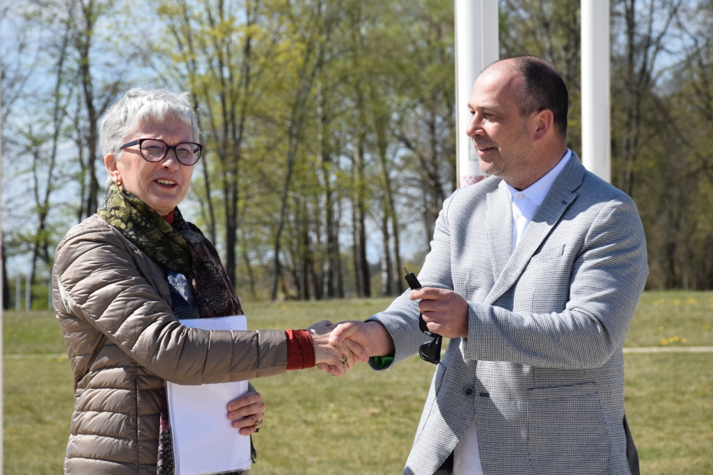 Paldies par dāvanu! Zemnieku saeimas valdes priekšsēdētājs Juris Lazdiņš nodod “Kokneses fonda” padomes priekšsēdētājai Sandrai Kalnietei jaunā zāles pļāvēja atslēgas. Tā ir dāvana Likteņdārzam no biedrības “Zemnieku saeima” apvienotajām saimniecībām — pateicoties vairāku desmitu lauksaimnieku ziedojumiem Latvijas Republikas neatkarības atjaunošanas 30. gadadienā.