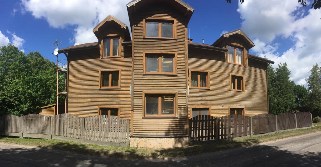 Sakārto ēkas un apkārtni. Kamēr klientu mazāk, “Wild Duck” uzlabo viesu mājas vizuālo tēlu ēkas iekšpusē un ārpusē, sakārtojot pieeju upei.
Autors: no booking.com