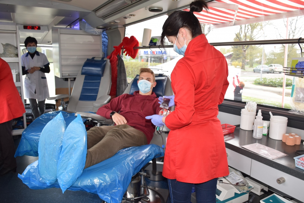 Droši un atbildīgi. Otro reizi asinis nodot bija ieradies Kokneses vidusskolas 12. klases audzēknis Mareks Kazakovs. Specializētajā autobusā viss sakārtots tā, lai būtu ievēroti visi šobrīd valstī noteiktie drošības pasākumi.