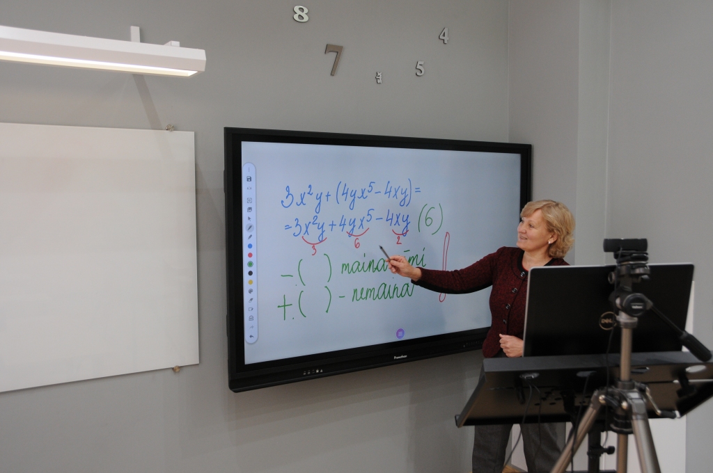 Moderni aprīkotajā angļu valodas un ģeogrāfijas kabinetā izveidota improvizēta videoierakstu studija, lai skolotāji varētu ierakstīt mācību vielas skaidrojumu skolēniem. To aktīvi izmanto matemātikas skolotāja Silvija Ivanova.
Autors: no Mazzalves pamatskolas