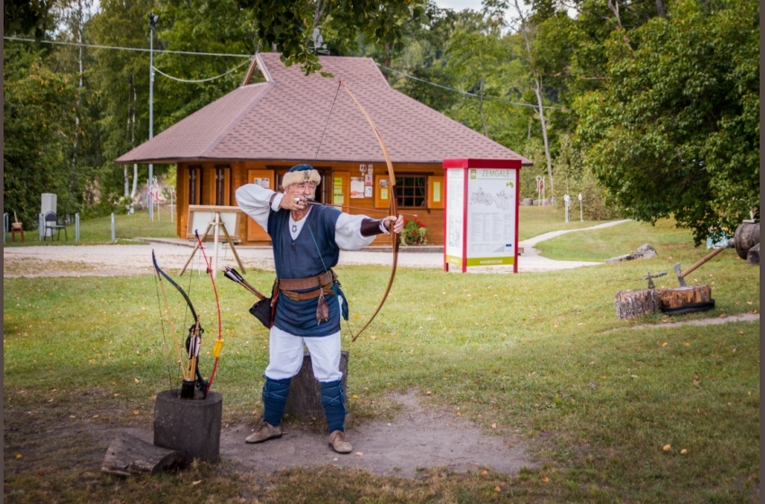 Pamazām sākas tūrisma sezona Kokneses novadā, taču ierobežojumu dēļ tūristiem nebūs pieejami visi ierastie pakalpojumi. Pagaidām netiks piedāvātas viduslaiku atrakcijas — loka šaušana un cirvja mešana.
Autors: no pilis.lv