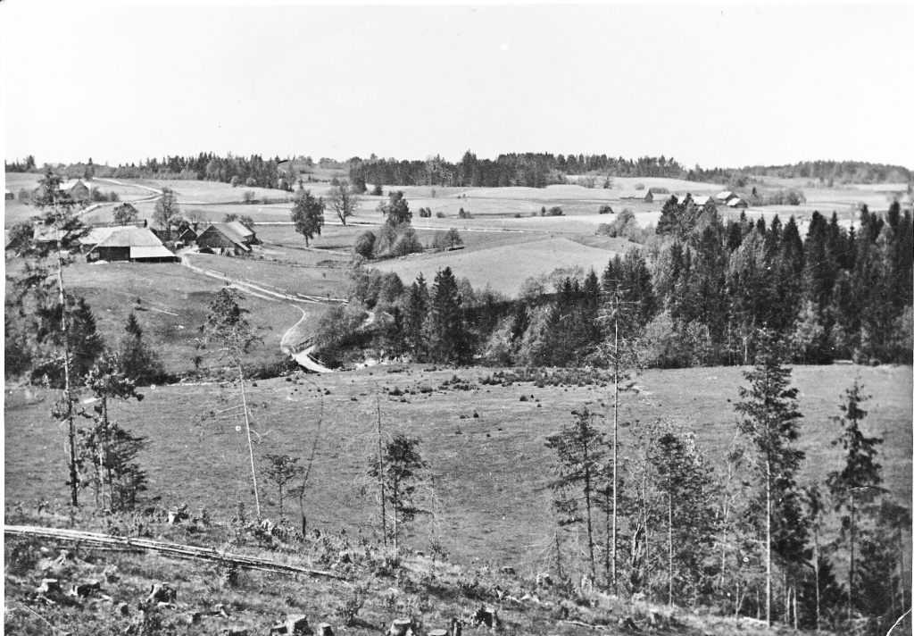 SKATS UZ “DIEČIEM”, kur skaistas meitas bijušas. Attēlā redzams no “Diečiem”  tuvākais tilts pār Vesetu, kas toreiz, kad velns bēdzis, vēl nebija uzbūvēts. Līdz mūsdienām šis tiltiņš nav saglabājies.
Autors: no autores albuma