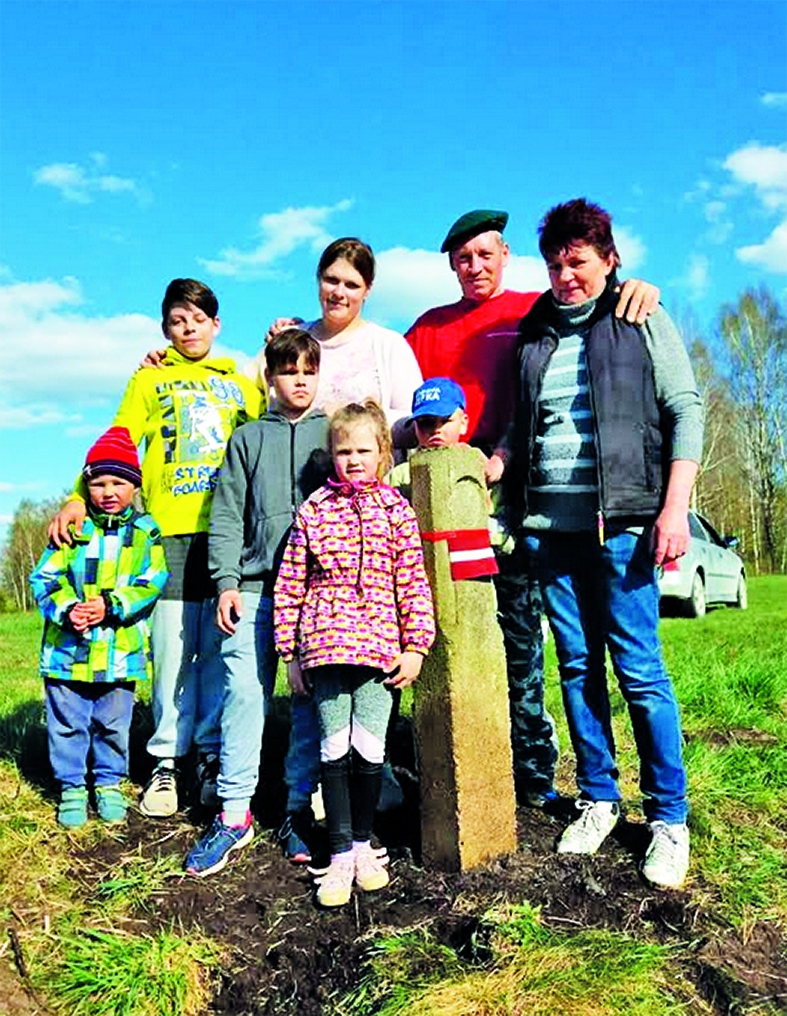 ĢIMENISKS PASĀKUMS ar Latvijas karodziņu.
Autors: no ģimenes albuma