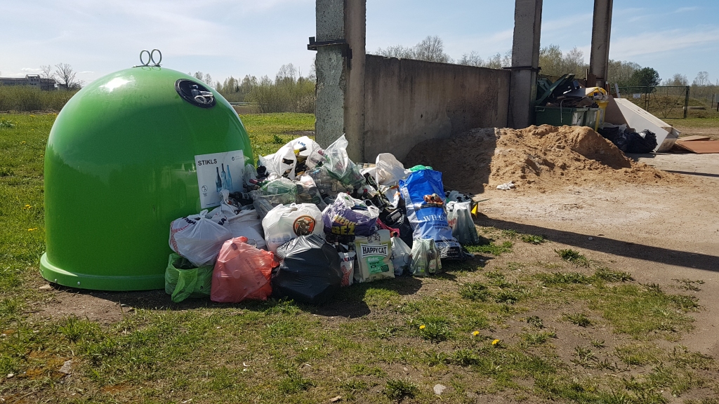Šķirošanas laukumā Secē. Stikla taras konteiners gaida savācējus.