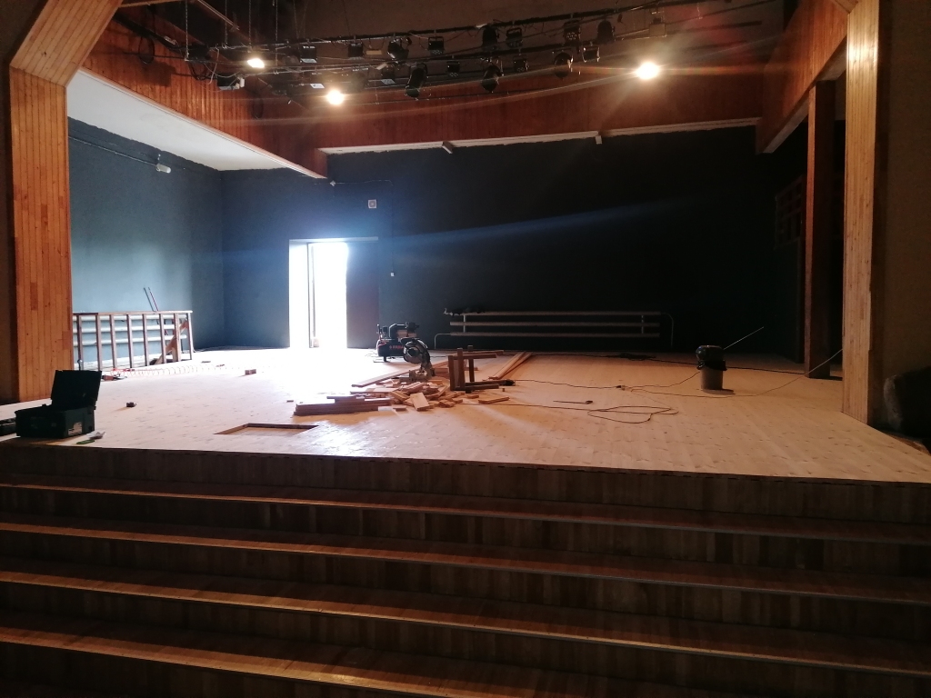 RAITAM DEJU SOLIM. Drīzumā pabeigs mainīt skatuves dēļus Jaunjelgavas novada kultūras namā.