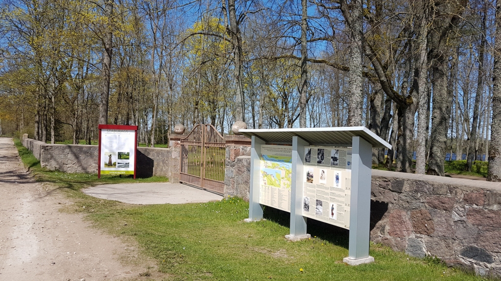 Ieejas vārti. Šī gan nav vienīgā iespēja, kā nokļūt parkā.