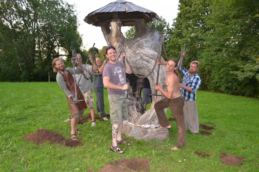 JAU PIEKTO REIZI. Šogad Kalēju diena notiks jau piekto reizi. 2016. gada Kalēju dienā izveidots Aizkraukles simbols krauklis un piemiņas ozols kalējam Jēkabam ar “Kalna Ziedu” māju norādi, 2017. gadā —  vēja rādītājs uz muzeja ēkas jumta, 2018. gadā — rožu statīvs ar kukaiņiem, 2019. gadā— dekoratīvs “Kalna Ziedu” svētozola piemiņas vietas nožogojums (attēlā).
Autors: no “Staburaga” arhīva