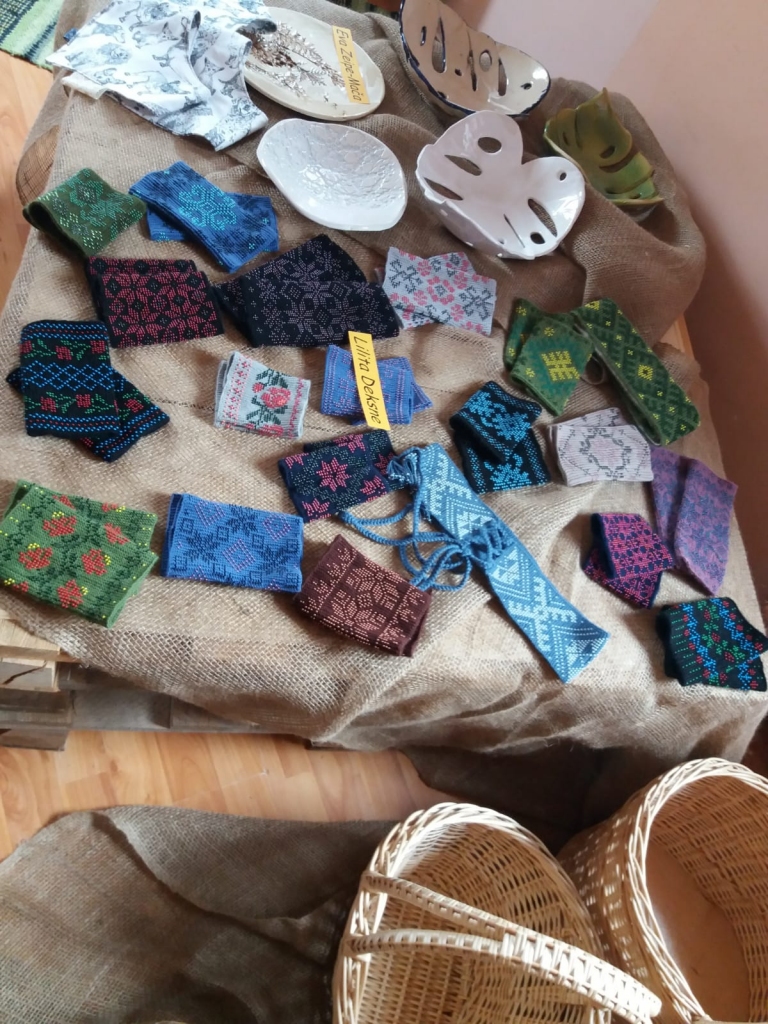 Mazinoties ierobežojumiem valstī, arī Pļaviņu novadā pamazām atgriežas pakalpojumu sniegšana klātienē un kultūras norisēs, ievērojot noteiktos drošības pasākumus. Darba ritms daudzās jomās gan joprojām krietni mazāks.
Sandra Pumpure
Izvēle joprojām 
virtuāli
Pašvaldība informē, ka no šīs nedēļas apmeklētāju klātienes apkalpošanu atsāk Pļaviņu novada domes valsts un pašvaldību vienotajā klientu apkalpošanas centrā, lai sniegtu pieteikumu dažādu pabalstu saņemšanai un citiem jautājumiem. Gada ienākumu deklarācijas iesniegšanai apmeklētājus centrā gan pieņems tikai pēc iepriekšēja pieraksta trešdienās. Arī Pļaviņu novada domes speciālisti konsultācijas klātienē sniegs, tikai iepriekš piesakoties. 
Durvis lasītājiem jau atvērušas Pļaviņu novada bibliotēkas, tomēr apmeklētājiem jārēķinās, ka iespējas būs ierobežotas. Pļaviņu novada bibliotēkas ar filiālēm vadītāja Ineta Grandāne stāsta, ka apmeklējums vispirms būs jāpiesaka, tāpat kā interesējošā literatūra. Arī apmeklējot bibliotēku klātienē, lasītāji paši pagaidām nevarēs grāmatas izvēlēties plauktos kā iepriekš, bet bibliotekāri izsniegs rezervētās. Izvēlēties grāmatas gan joprojām var virtuāli, izmantojot bibliotēkas elektronisko katalogu. 
Laiks ierobežots
Pļaviņās, Gostiņu, Klintaines un Vietalvas pagasta bibliotēkās varēs saņemt gan grāmatas, gan žurnālus. Tikai pieaugušie apmeklētāji līdz 15 minūtēm bibliotēkā drīkstēs izmantot datoru ar interneta pieslēgumu. Tāpat būs pieejami arī maksas pakalpojumi — dokumentu kopēšana, drukāšana un skenēšana, iepriekš tos piesakot. Savukārt Pļaviņu bērnu bibliotēkā varēs saņemt tikai grāmatas un žurnālus, datorus izmantot nevarēs. Lasītavas pagaidām nebūs atvērtas. Aiviekstes pagasta bibliotēka būs slēgta. 
Lai apmeklētu novada bibliotēkas, jārēķinās ar dažādiem ierobežojumiem un piesardzības pasākumiem. Pirms datora izmantošanas apmeklētājiem obligāti būs jāmazgā rokas vai jāizmanto dezinfekcijas šķidrums. Apmeklējuma laikā strikti būs jāievēro divu metru distancēšanās. Lai to nodrošinātu, bibliotēkās vienlaikus varēs būt ne vairāk kā divi apmeklētāji, uzkavējoties ne ilgāk kā 15 minūtes. Apkalpos pagaidām tikai reģistrētus lie­-
totājus. 
Lasītāju atnestās grāmatas un žurnālus uz 72 stundām ievietotos karantīnā, apstrādās ar dezinficējošu šķidrumu un tikai tad izsniegs nākamajam lasītājam. 
— Esam sagatavojušās pārmaiņām, lai apmeklētāji varētu saņemt pakalpojumus un tas būtu droši. Savu lasītāju gaumi lielākoties esam iepazinuši un palīdzēsim izvēlēties lasāmvielu. Daudz kas gan nebūs, kā ierasts, bet ir jāpielāgojas, — saka Ineta Grandāne.
Lielu pasākumu 
nebūs
Kultūras dzīve novadā, tāpat kā citviet, gaida, kā situācija izvērtīsies pēc ārkārtas stāvokļa beigām. Ievērojot noteikto sanitāro protokolu, iestādes pamazām atsāk darbu. Kad darba bija mazāk, daļa kultūras darbinieku bija atvaļinājumā un uz ārkārtas situācijas laiku visiem samazināta slodzes likme. 
Pagaidām lielākie tuvākie publiskie pasākumi novadā ir atcelti, jo to norisei telpās un ārpus tām noteikti daudzi ierobežojumu, kas par plaši apmeklētu pasākumu vai balli liek aizmirst, kur nekādi nevar nodrošināt divu metru distanci. 
Pļaviņu novada kultūras centra direktore Astrīda Davidova stāsta, ka tiek domāts par izstāžu sagatavošanu, ko varētu izvietot lielās zāles logos. Temati katru nedēļu varētu mainīties, bet tās varētu būt saistītas ar kultūras dzīvi novadā. Pašdarbības kolektīviem šī sezona bei­-
gusies, bet nākamajā darbs varētu sākties agrāk. Šobrīd kultūras centrā sācies administrācijas telpu un balkona remonts otrajā stāvā. 
Grūti pateikt, vai šovasar varēs rīkot lielos brīvdabas pasākumus un kad to varēs telpās. Kultūras darbinieki atzīst, ka brīžam esošā situācija rada pesimismu, bet neko mainīt tāpat nav iespējams. Daudzviet populāri kļūst brīvdabas kino un koncerti, ko var vērot arī no savām automašīnām. Astrīda Davidova teic, ka interesējusies par šo iespēju, bet šādu kino seansu izmaksas ir diezgan lielas, to nodrošināšana sarežģīta, tāpēc pagaidām tas nav iecerēts. Šis laiks gan liek meklēt jaunus, radošus risinājumus arī kultūras darbā, un tas neapstājas arī Pļaviņās.
Izstāde atkal 
apskatāma
Valstī izsludinātās ārkārtas situācijas dēļ neilgu laiku bija aplūkojama novada iedzīvotāju radošo darbu izstāde Klintaines pagasta pārvaldes telpās. Tagad tā atkal ir atvērta, un interesenti to varēs aplūkot darba dienās līdz 22. jūnijam. Iepriekš gan vajadzētu painteresēties, cikos to vislabāk izdarīt.
Jauna izstāde top arī Vietalvā. Pagasta kultūras darba organizatore Agita Lindenberga stāsta, ka, pirms sākt remontēt telpas pagasta pārvaldē, vienā no skapjiem atrasts diezgan daudz melnbaltu fotogrāfiju. 
— Nav zināms, kas tās un kur fotografējis, bet daudzas vietas atpazītas. Darbi ir palielā formātā, un domāju, ka būtu interesanti tās izstādīt. Fotogrāfijas gan ir bez rāmjiem, un jāizveido paliktņi, kur tās piemēroti izlikt, kas ir darbietilpīgi, bet jūnijā, visticamāk, izstāde jau būs Odzienas skolas telpās, — stāsta Agita Lindenberga.