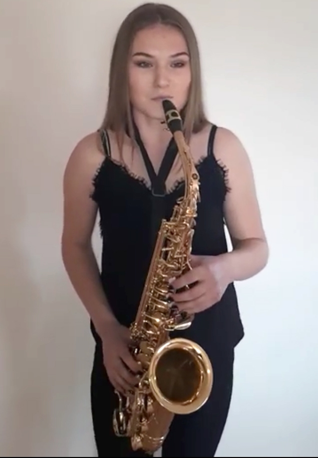 PRIEKS SPĒLĒT. Jauno saksofonu izmēģina Pļaviņu Mūzikas skolas 
6. saksofona klases audzēkne Samanta Jansone.
Autors: Kadrs no Pļaviņu Mūzikas skolas video