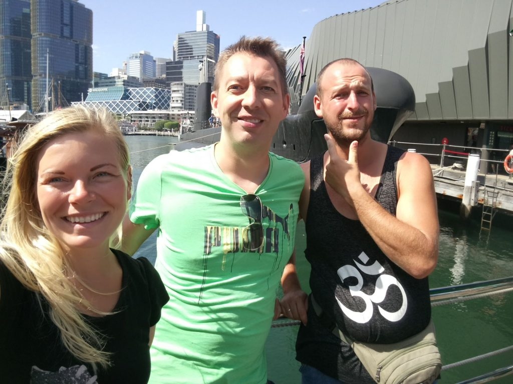 MŪSU CEĻOTĀJI ar Sidnejas draugu — latvieti Aināru.
Autors: no ceļotāju albuma