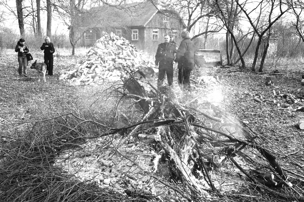 Ugunskuros un grilos nedrīkst dedzināt plastmasas izstrādājumus un riepas, jo tie sadegot rada indīgus dūmus un apkārtējie var saindēties ar degšanas produktiem.
Autors: Daiņa Ģelža foto
