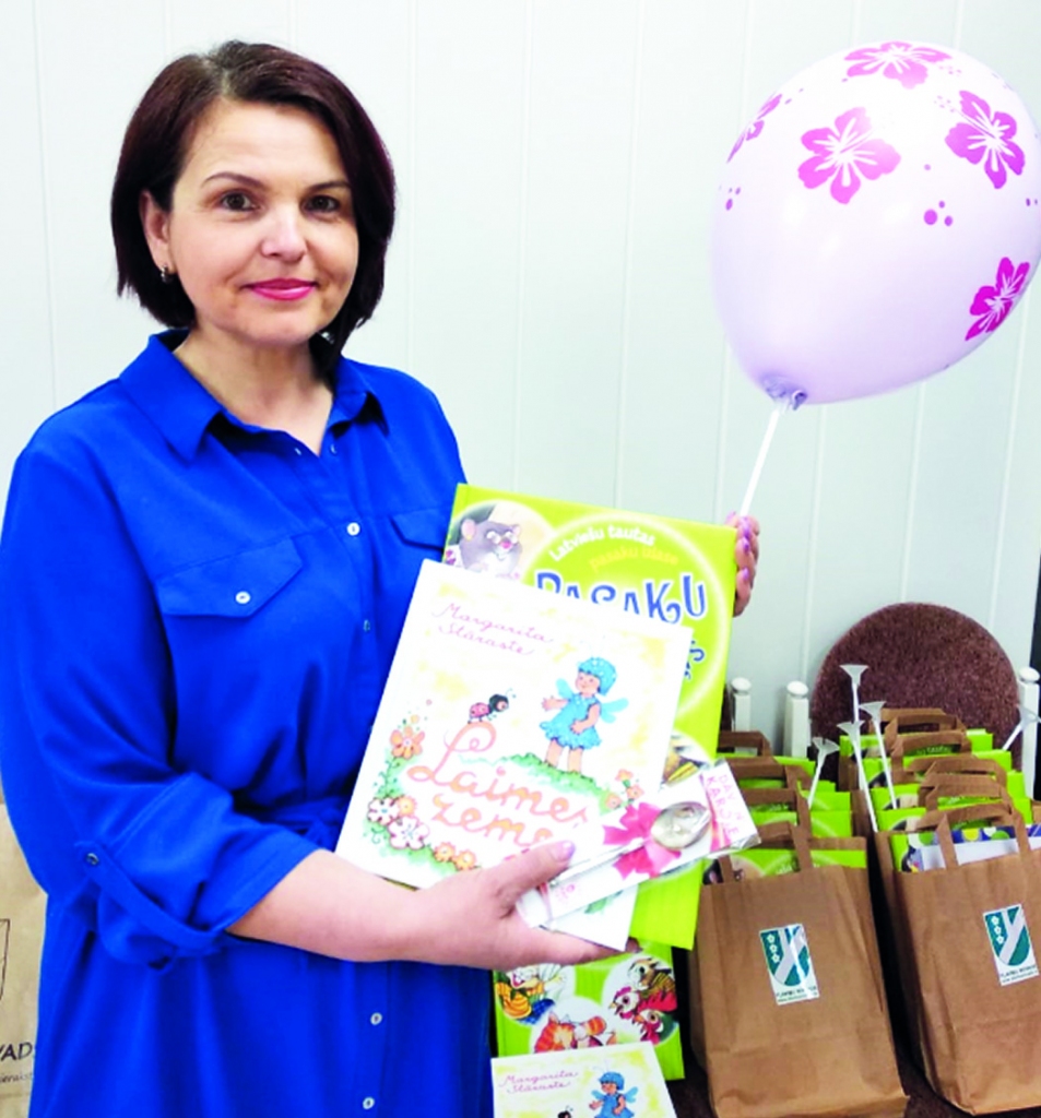 ESI GAIDĪTS! Arī šogad mazie Pļaviņu novadnieki saņems apsveikumu un dāvanu no pašvaldības. Mazulīšus sveic Pļaviņu novada dzimtsarakstu nodaļas vadītāja Vija Liepiņa.